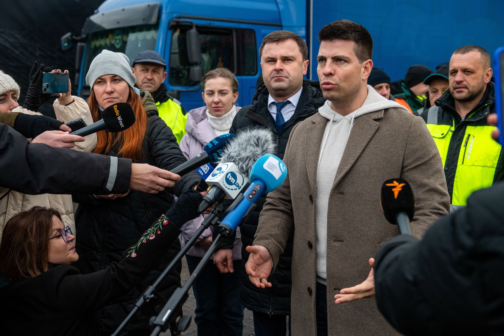 Dorohusk, 25.11.2023. Konsul Generalny Ukrainy w Lublinie Ołeh Kuts (3P) oraz wiceminister infrastruktury Ukrainy Serhij Derkacz (2P) podczas spotkania z kierowcami ciężarówek na przejściu granicznym w Dorohusku, 25 bm. Trwa strajk przewoźników na granicy z Ukrainą. Protestujący domagają się m.in. wprowadzenia zezwoleń komercyjnych dla firm ukraińskich na przewóz rzeczy, z wyłączeniem pomocy humanitarnej i zaopatrzenia dla wojska ukraińskiego, zawieszenie licencji dla firm, które powstały po wybuchu wojny na Ukrainie i przeprowadzenie ich kontroli. Jest też postulat dotyczący likwidacji tzw. elektronicznej kolejki po stronie ukraińskiej. (wj/amb) PAP/Wojtek Jargiło