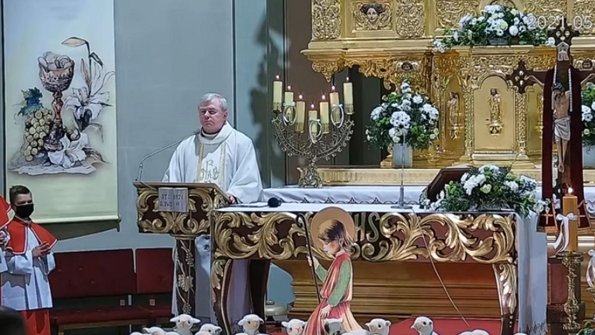 Podczas pierwszej komunii świętej w kościele w Dębieńsku (woj. śląskie) ksiądz pouczał dzieci, że rodzice mogą na nie krzyczeć, a nawet ukarać klapsem. 