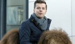 Radosław Kotarski na wielbłądzie reklamuje 3 proc. na koncie w Banku Millennium (wideo)