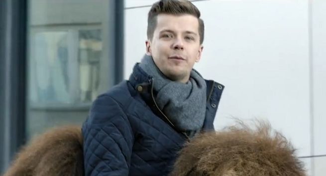 Radosław Kotarski na wielbłądzie reklamuje 3 proc. na koncie w Banku Millennium (wideo)