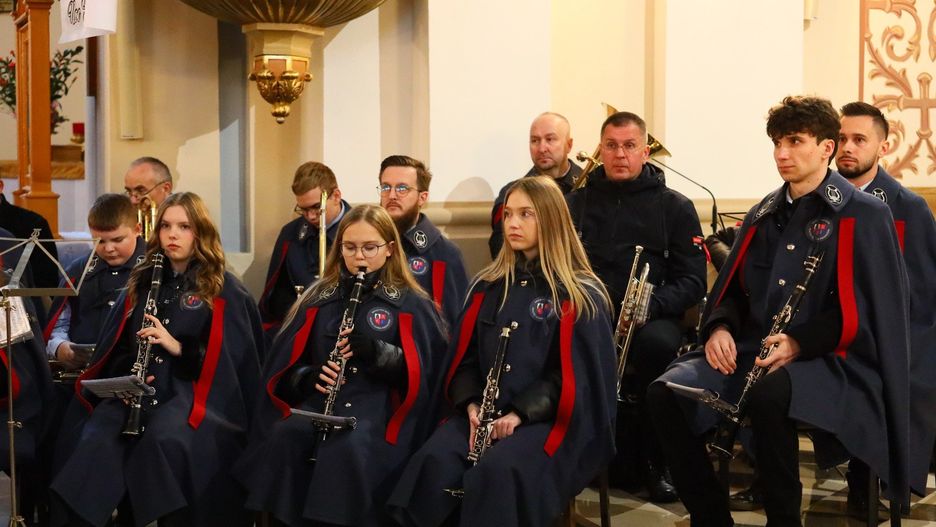 Orkiestra Dęta z Piekoszowa grała przy ołtarzu, uświetniając uroczystość