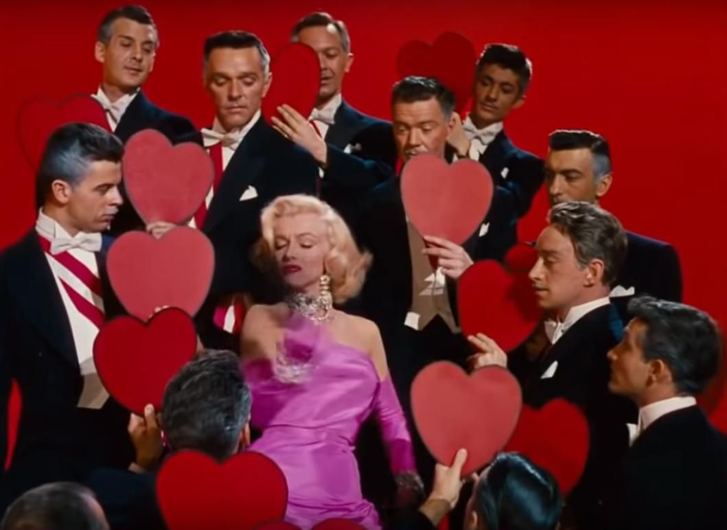 Marilyn Monroe w różowej sukni w filmie Mężczyźni wolą blondynki