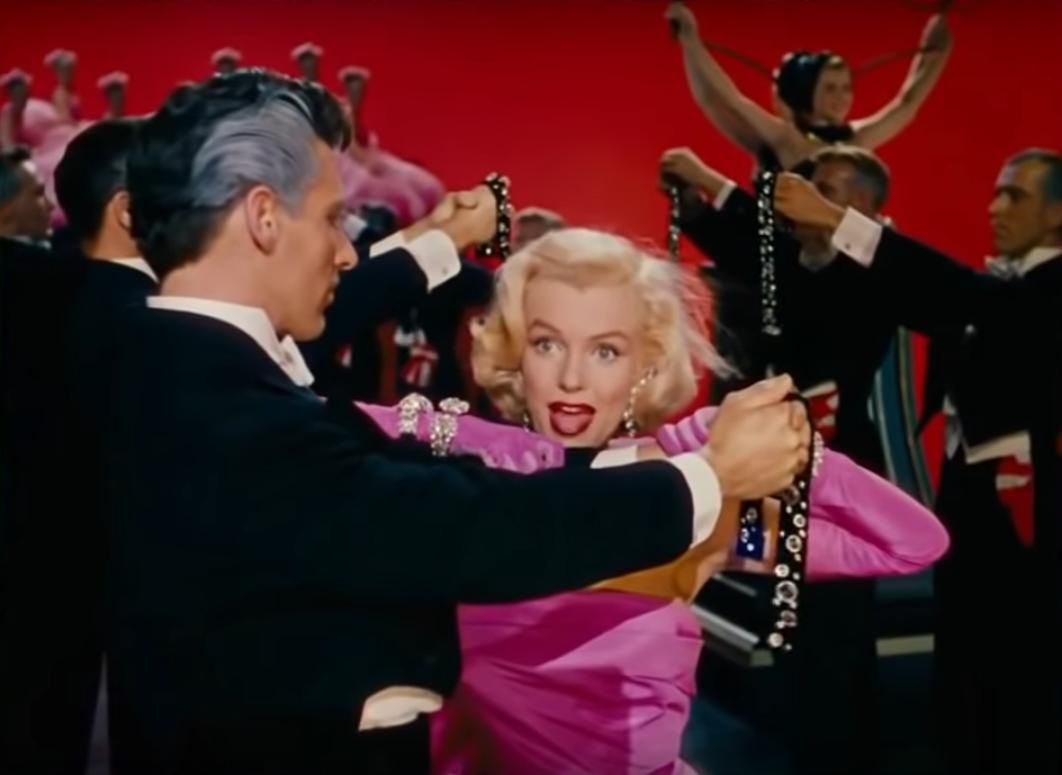 Marilyn Monroe w różowej sukni w filmie Mężczyźni wolą blondynki