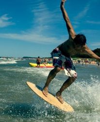 Skimboarding nową formą sezonowej rozrywki