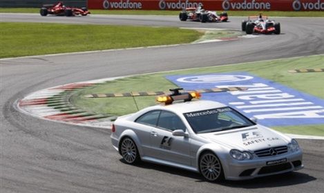 Hamilton prawie uderzył w Safety Car