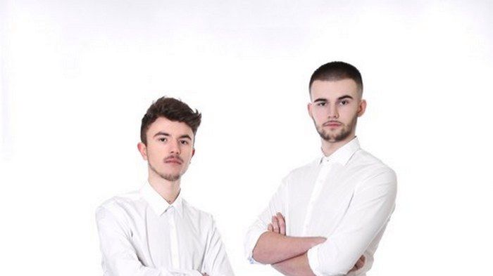 Na pomysł nazwy serwisu nastolatkowie wpadli podczas przerwy pomiędzy lekcjami. I tak powstal Shock