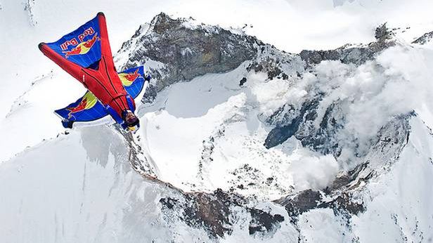 Nowy rekord skoku BASE. Valery Rozov skoczył ze szczytu w Himalajach [wideo] 1