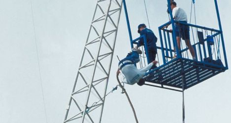 Skoczył na bungee, uprząż zawiodła!