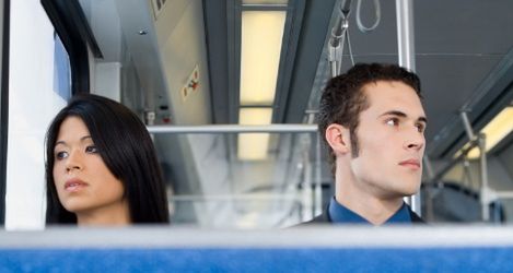 Nie lubisz, jak ktoś siedzi obok ciebie w autobusie?