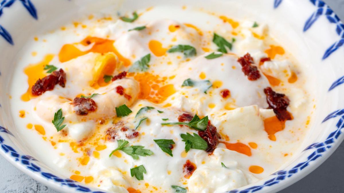 Jajka po turecku to śniadanie, które poprawia nastrój