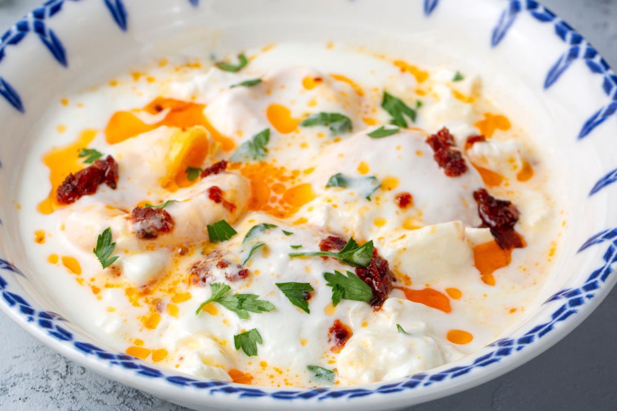 Turkish eggs are a breakfast that improves the mood.