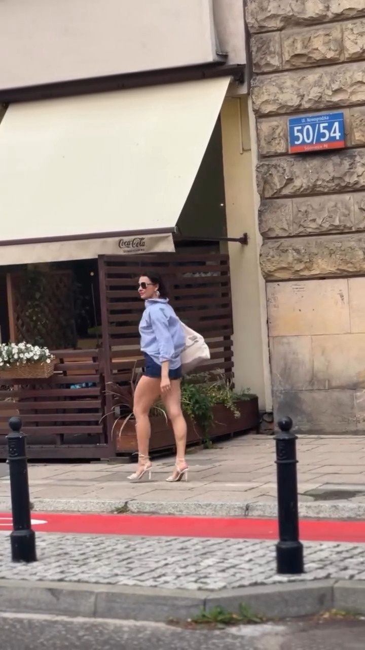 Anna Popek wyeksponowała nogi na spacerze