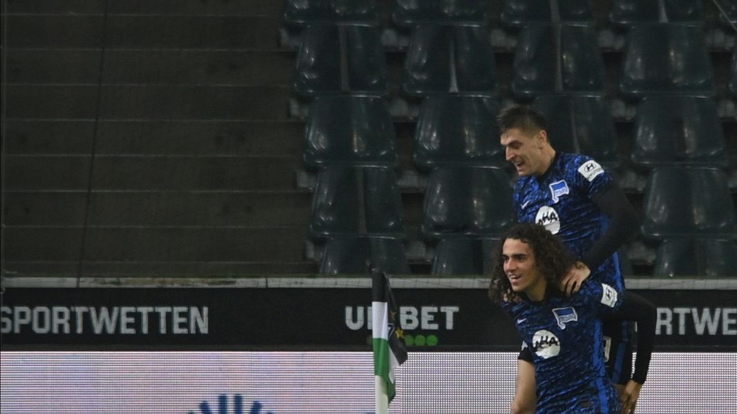 PAP/EPA / SASCHA STEINBACH / Na zdjęciu: Matteo Guendouzi (z lewej) oraz Krzysztof Piątek