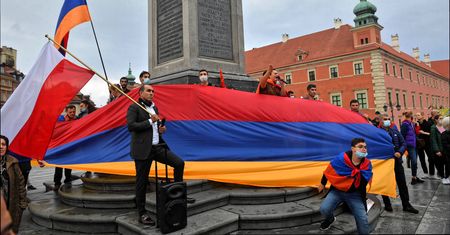 Warszawa. Protestowali na placu Zamkowym przeciwko wojnie w Górskim Karabachu