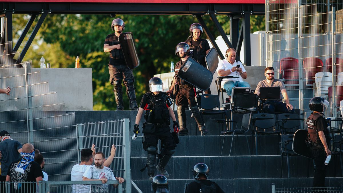 policja w sektorze gości na stadionie w Ostrowie