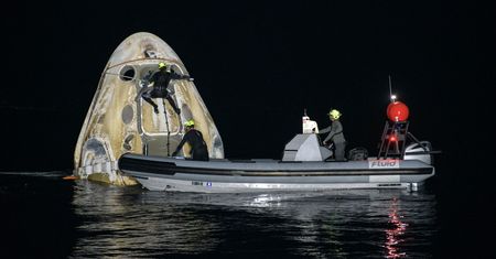 Po raz pierwszy kapsuła z czterema osobami powróciła z Kosmosu - zobacz lądowanie na wideo