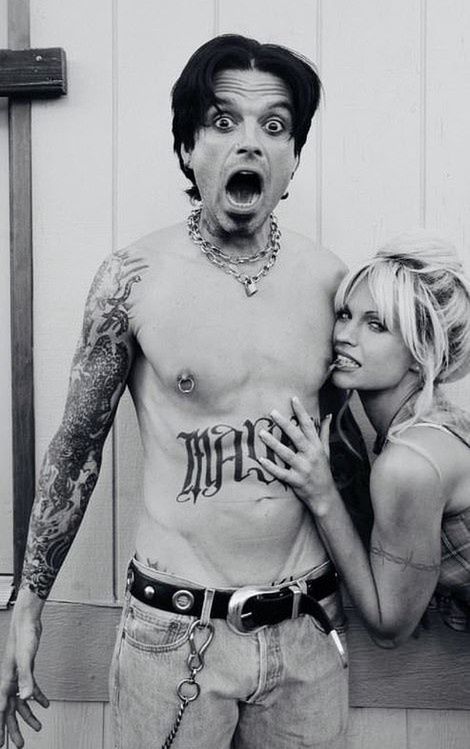 Lily James i Sebastian Stan jako Pamela Anderson i Tommy Lee