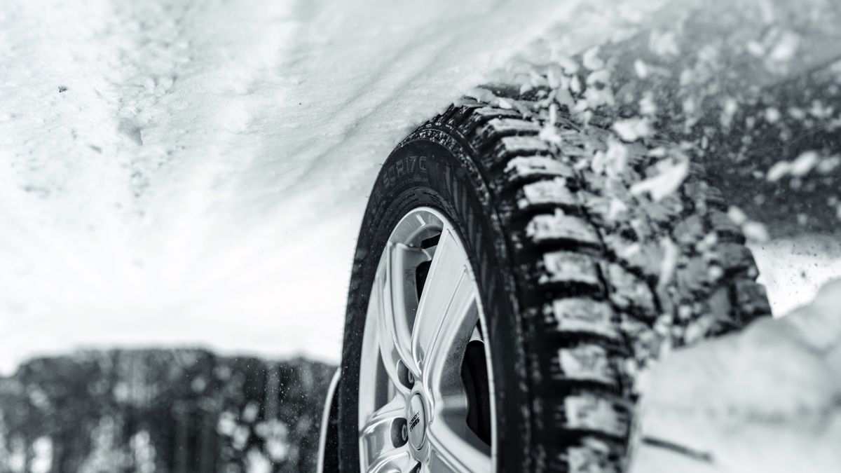 Założyli odwrotnie opony kierunkowe i sprawdzili w teście.