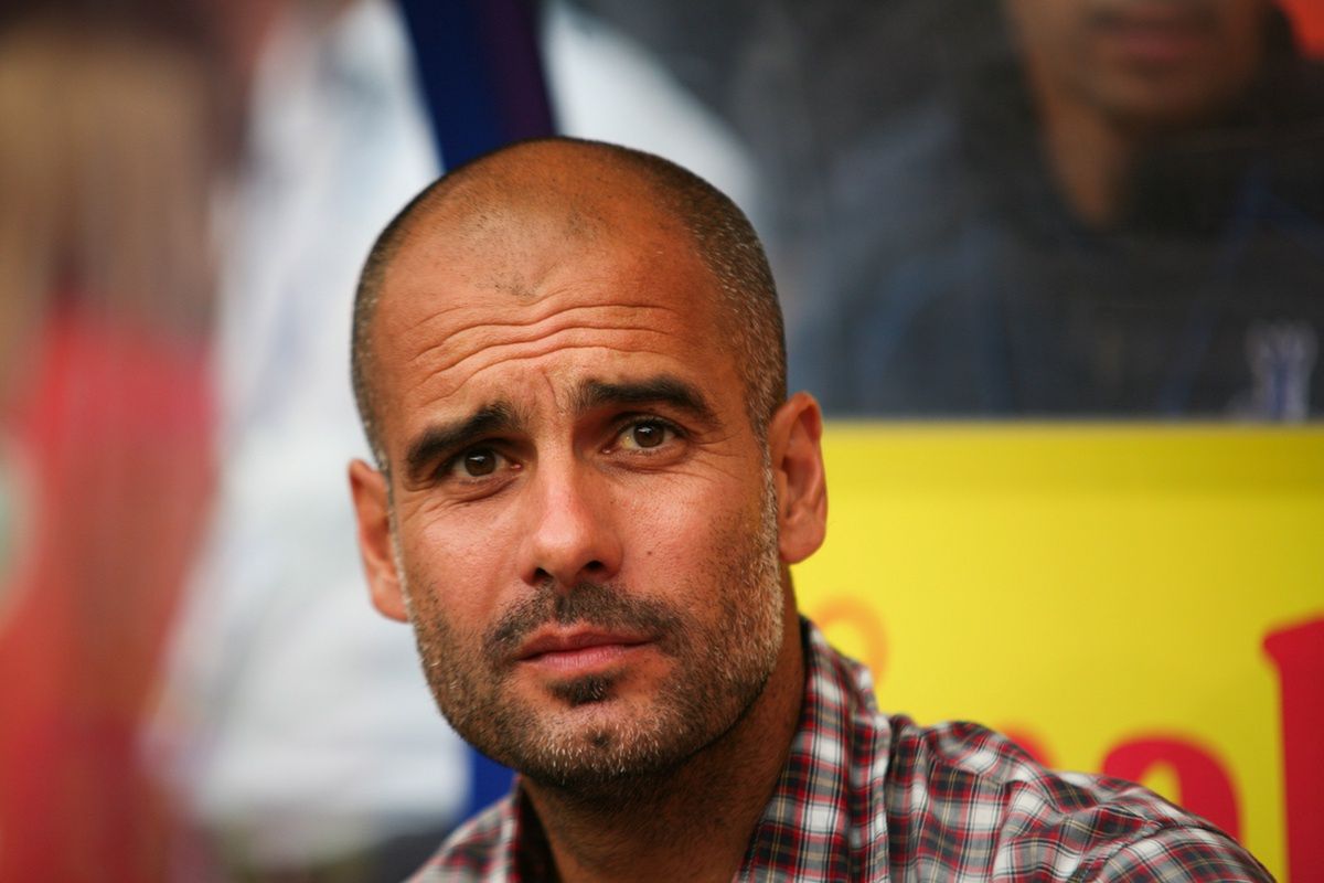 Pep Guardiola w czasie meczu na ławce
