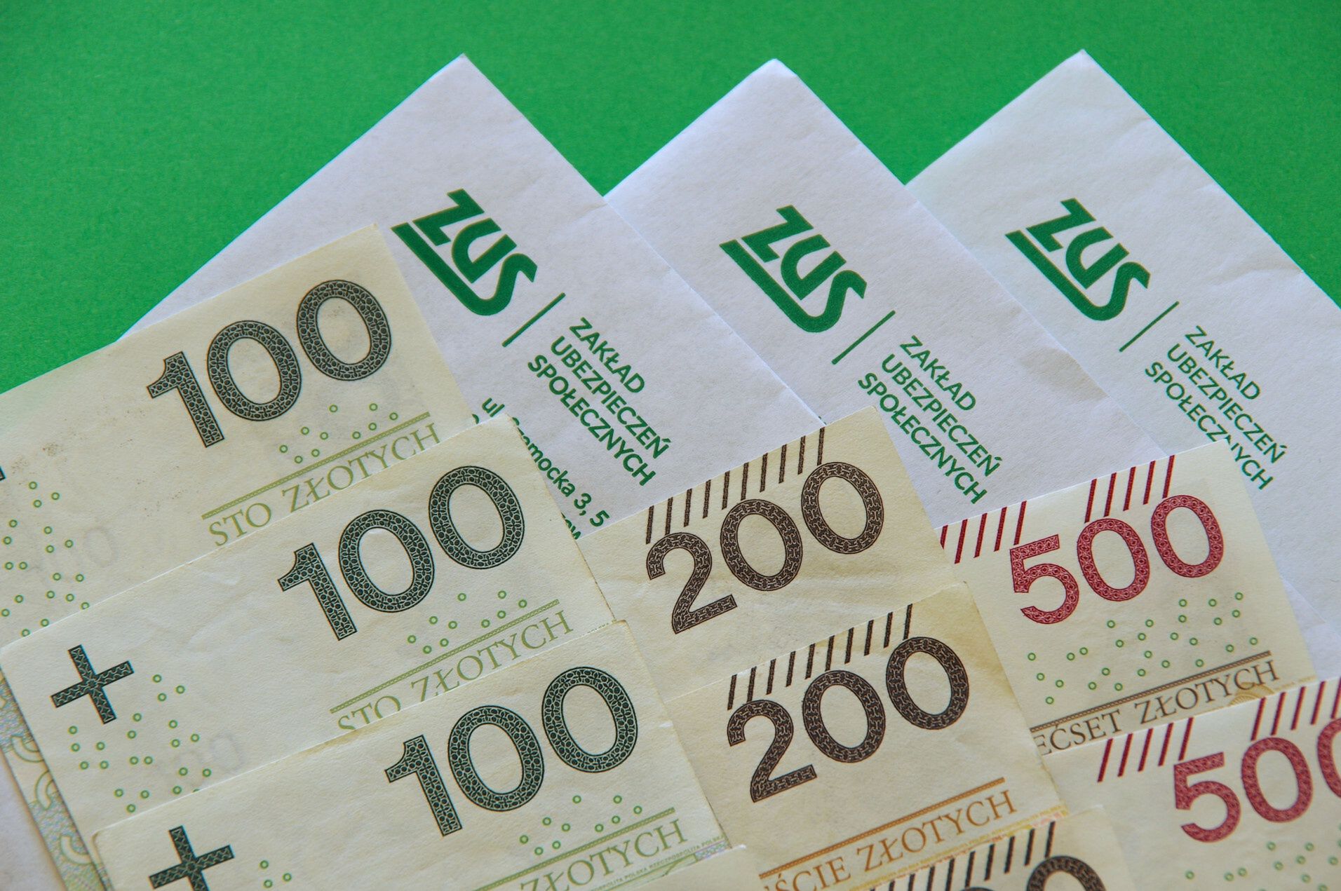 Stock Marek BazakPHOTO: ZOFIA I MAREK BAZAK / EAST NEWS 
N/z pisma z ZUS-u i pieniadze, banknoty o nominale 100, 200, 500 zl.ZOFIA BAZAK