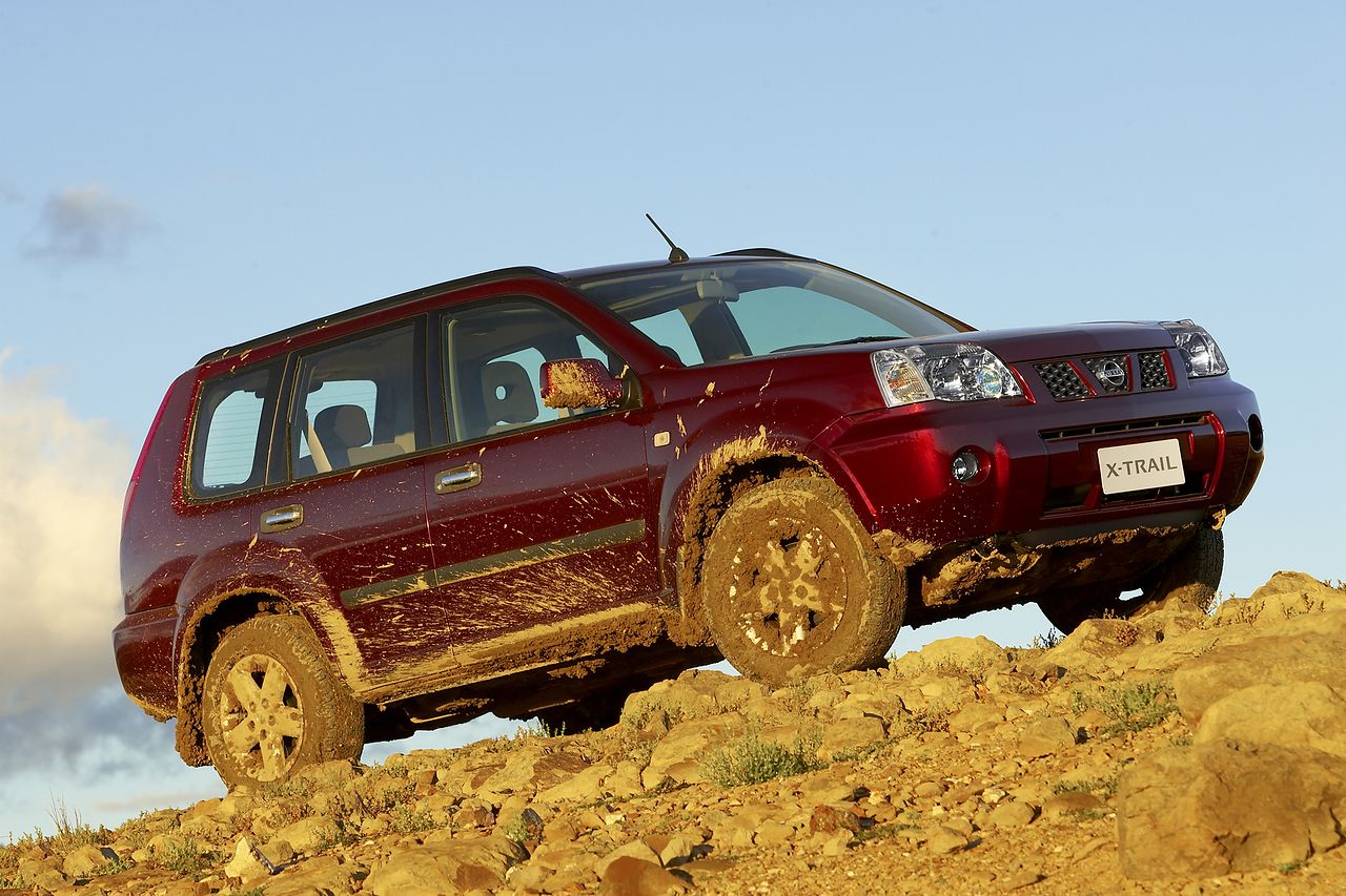 Nissan X-Trail w pewnym sensie zastąpił Terrano, więc koncern postawił na sylwetkę terenówki i starał się reklamować model jako terenowy.