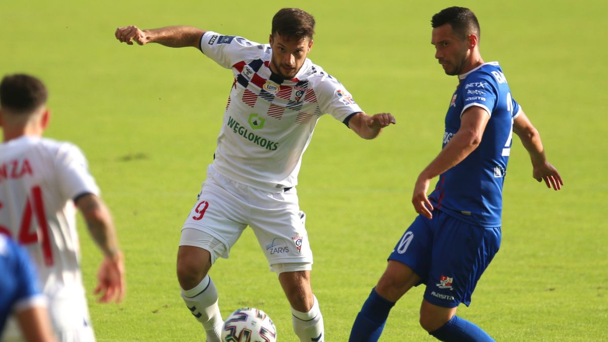 PAP / Andrzej Grygiel / Na zdjęciu: zawodnik Górnika Zabrze Jesus Jimenez Nunez (z lewej) i Dmytro Bashlai (z prawej) z Podbeskidzia Bielsko-Biała