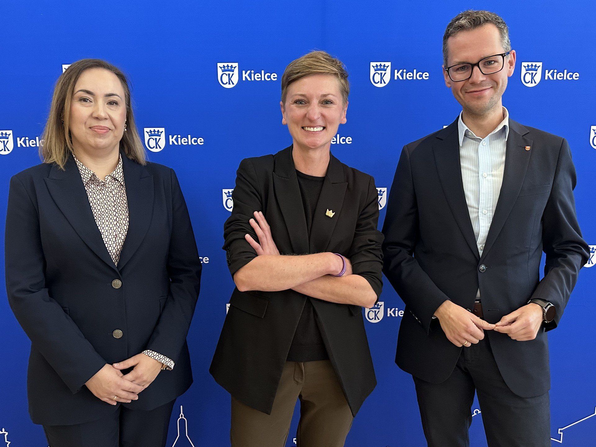 Na zdjęciu od lewej: Ewa Tyszer-Wieczorek - zastępca dyrektora w Wydziale Dialogu Społecznego. Agata Wojda - prezydentka miasta Kielce oraz Tomasz Porębski - wiceprezydent miasta Kielce