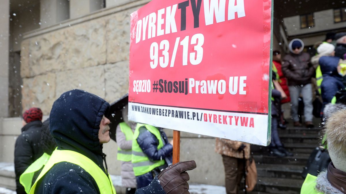 Pikieta frankowiczów pod Sądem Okręgowym w Warszawie w 2019 roku