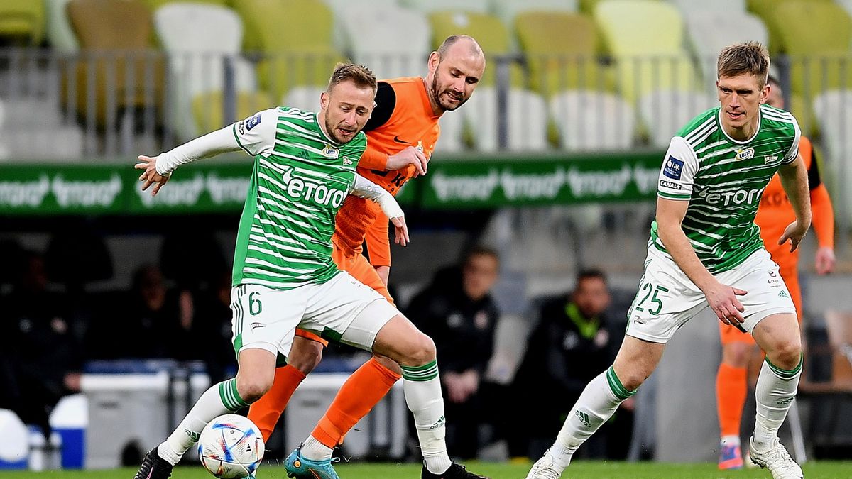 PAP / Adam Warżawa / Na zdjęciu: Zawodnicy Lechii Gdańsk Jarosław Kubicki (L) i Michał Nalepa (P) oraz Jakub Kałuziński (C) 