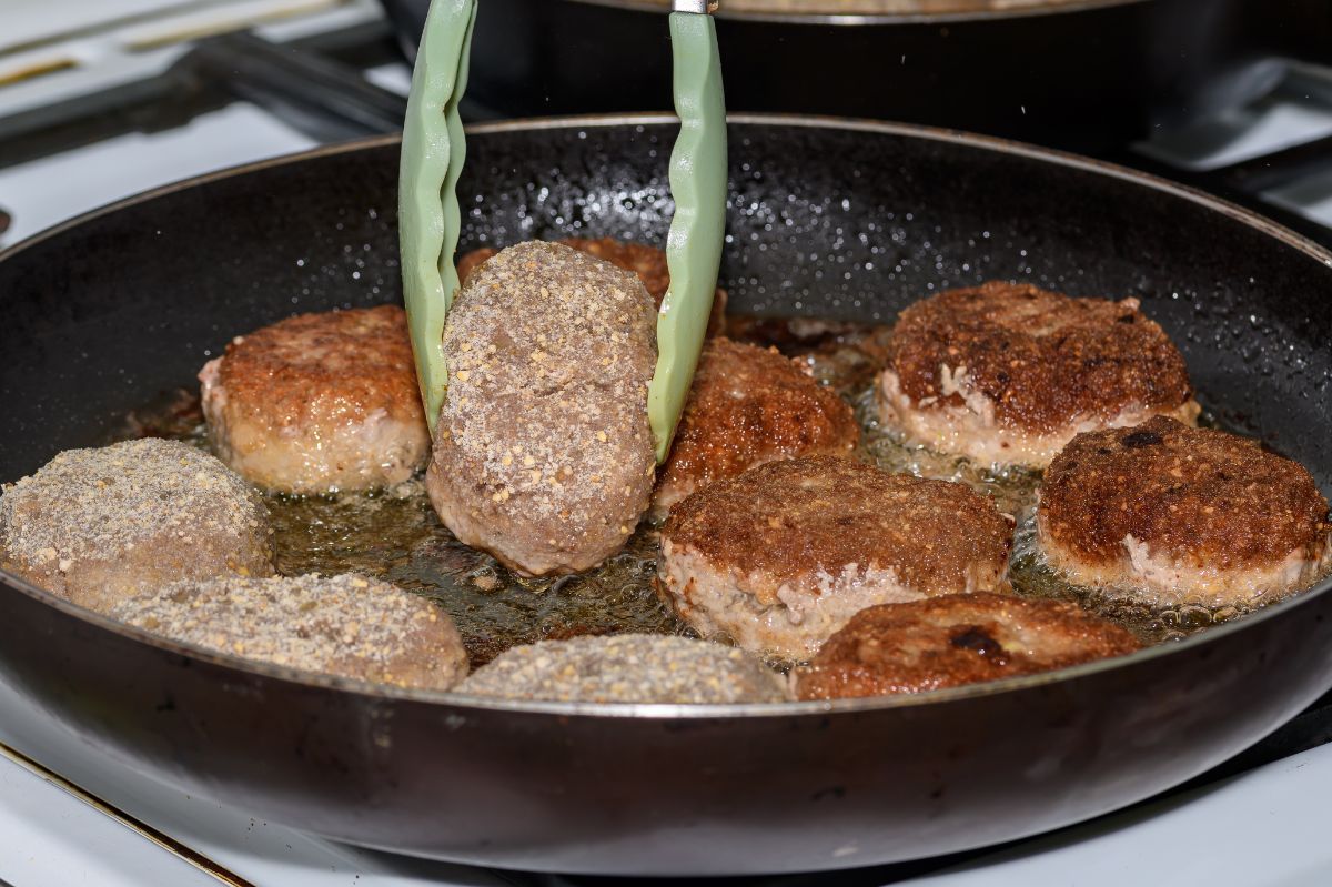 Kotlety mielone rozpadają się na patelni? Prawdopodobnie popełniasz ten błąd