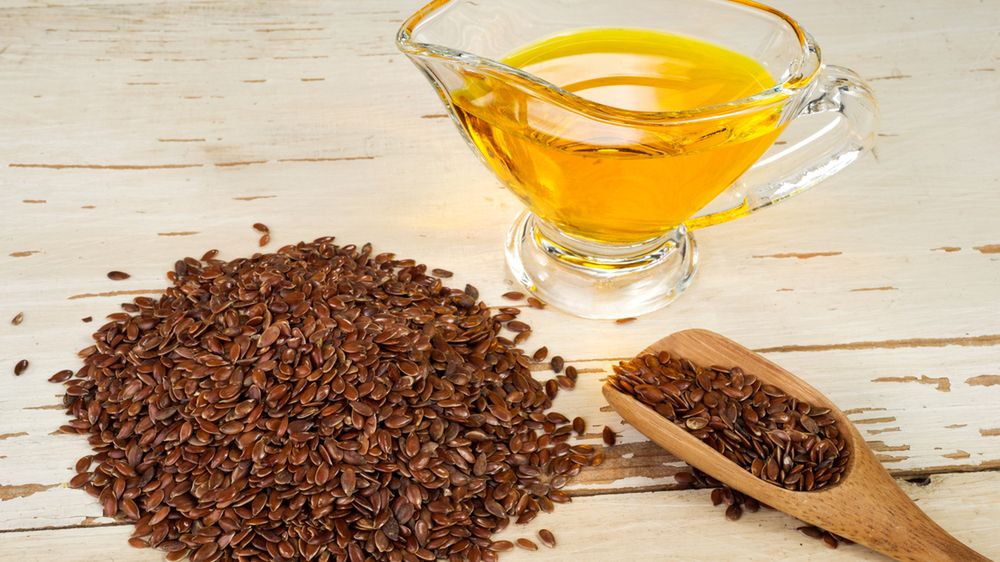 Olej z siemienia lnianego zawierający pokrojone siemię