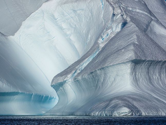 Podczas pływania kajakiem po zatoce Disko u wybrzeży Grenlandii, moją uwagę przykuła gigantyczna i ładnie wyrzeźbiona góra lodowa. Chciałem utrwalić wygląd topniejącego olbrzyma oraz ukazać jego ogrom – mówi Marcin Dobas. W wyniku globalnego ocieplenia jesteśmy świadkami olbrzymich zmian, jakie zachodzą na północnej półkuli. Liczne góry lodowe, wielkości drapaczy chmur, pływające po oceanie to nic innego jak wielkie bloki lodu oderwane od lodowca. Globalne ocieplenie wzmaga ten proces, w wyniku czego jęzory lodowców cofają się, a lodu ubywa, co ma wpływ na cały ekosystem – dodaje fotograf.