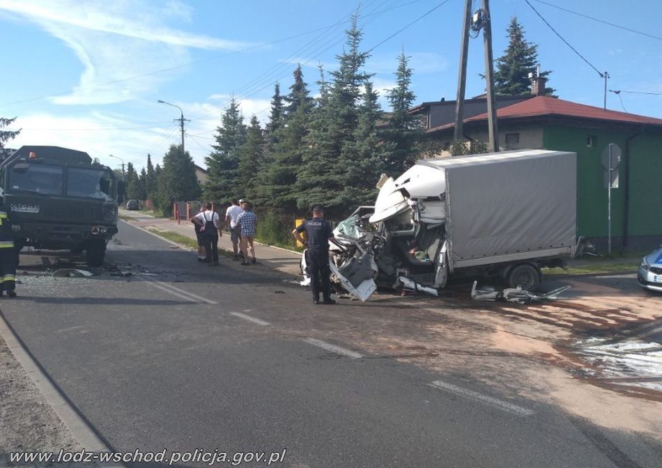 Koluszki. Wypadek wojskowej ciężarówki i busa. 5 osób rannych
