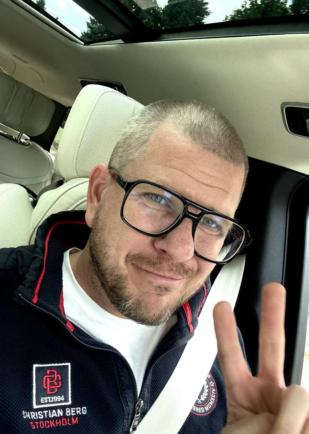 Filip Chajzer ogolił głowe na łyso