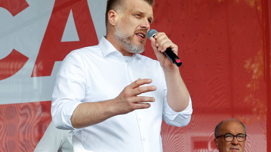 Adrian Zandberg
Cz�stochowa, 26.08.2023. Kampania wyborcza do parlamentu 2023. Lider partii Razem Adrian Zandberg podczas wiecu wyborczego KW Nowa Lewica na Starym Rynku w Cz�stochowie, 26 bm. (mr) PAP/Waldemar Deska
Waldemar Deska
kampania, Kampania wyborcza do parlamentu 2023, kw nowa lewica, Lewica, lewicy, Nowa, nowa lewica, nowej lewicy, parlamentarna, wiec, wyborczy, wybory, nieformalna, polityk, polityka