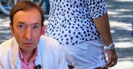 Przenoszony drogą płciową. Proktolog radzi nie lekceważyć tego objawu