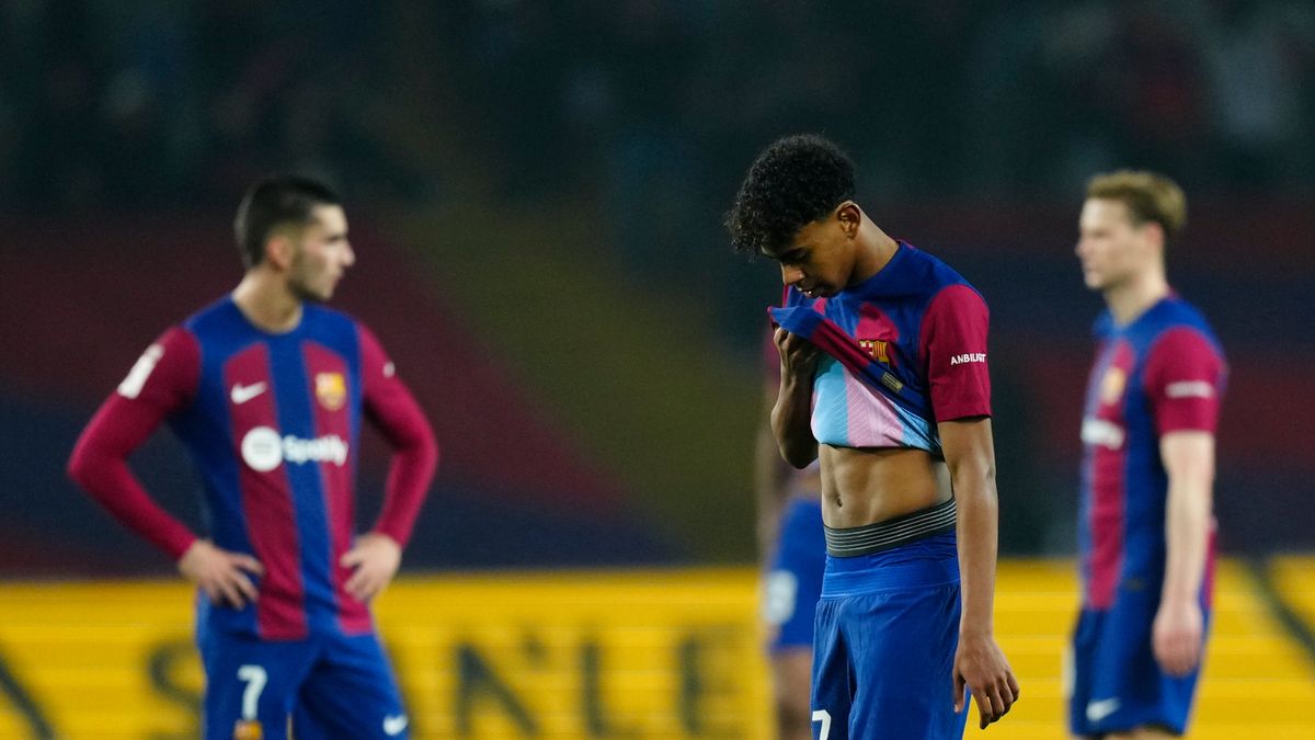 PAP/EPA / Enric Fontcuberta / Na zdjęciu: piłkarze FC Barcelony