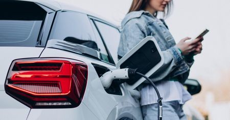 Coraz więcej "elektryków" w Polsce! Tyle już jeździ po drogach