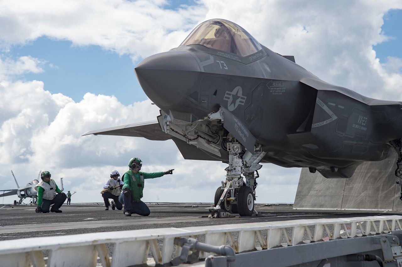 Samolot F-35C na pokładzie USS Dwight D. Eisenhower (CVN 69) 