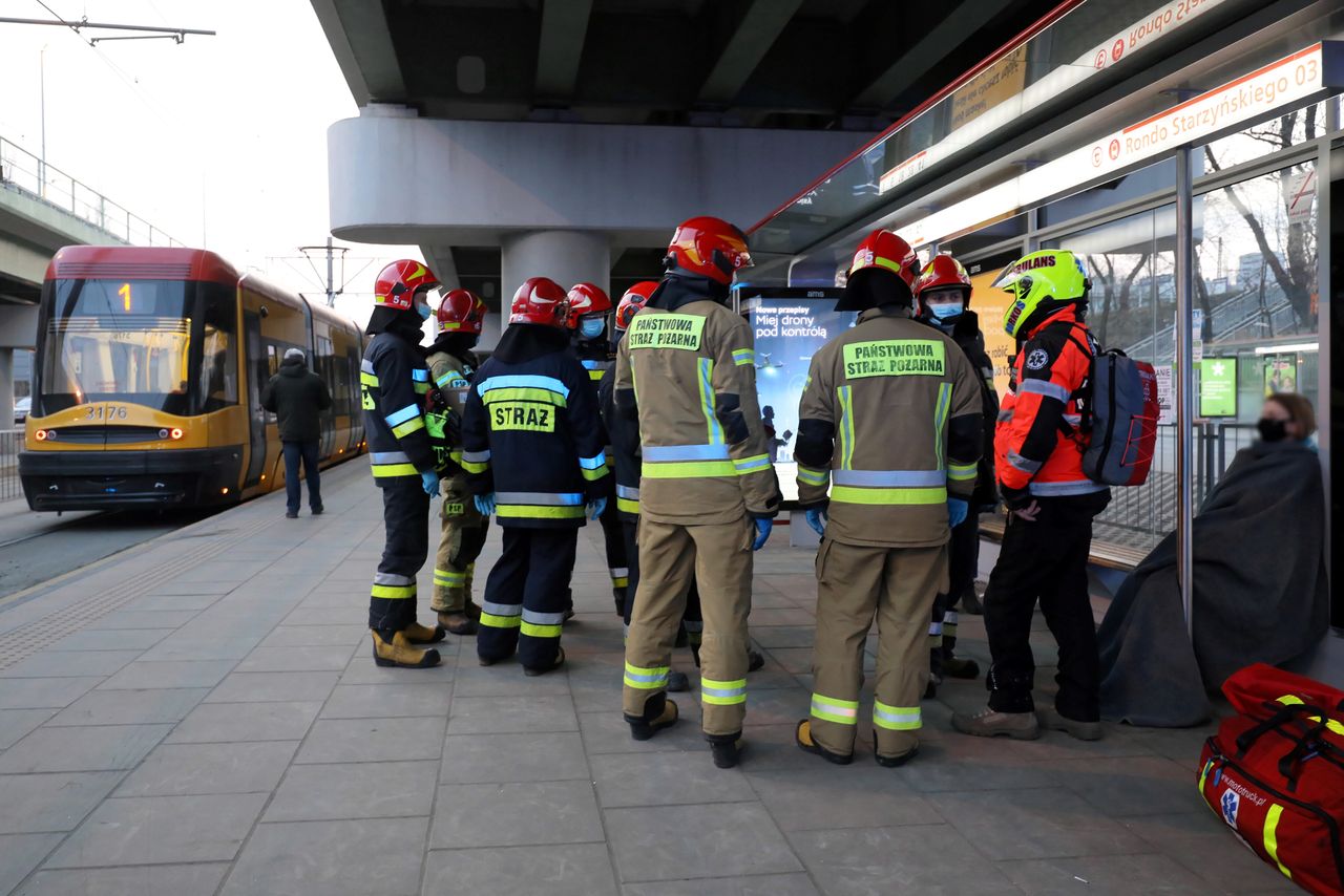 Warszawa, 26.03.2021. Strażacy na miejscu zderzenia dwóch tramwajów na Rondzie Starzyńskiego w Warszawie, 26 bm. Obie maszyny jechały w stronę Dworca Gdańskiego. Co najmniej trzy osoby zostały ranne, wśród osób poszkodowanych są dzieci. (jm) PAP/Paweł Supernak