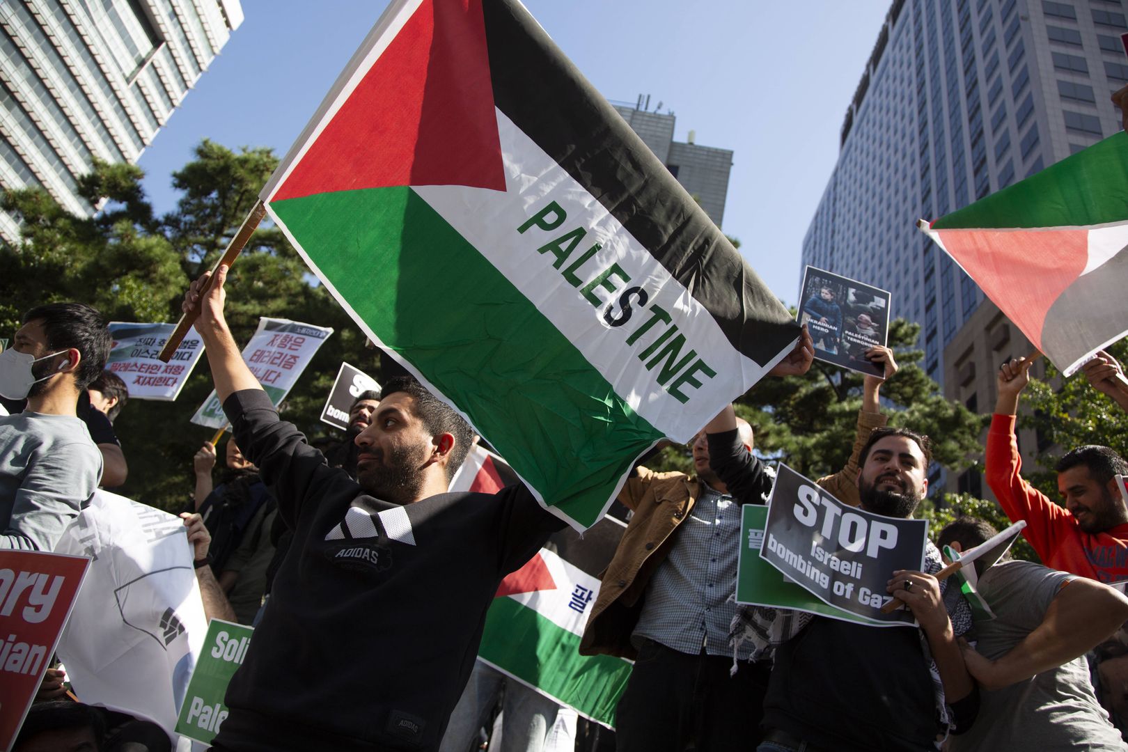 "Wyzwolić Palestynę" na świecie. Policja tłumi wiece