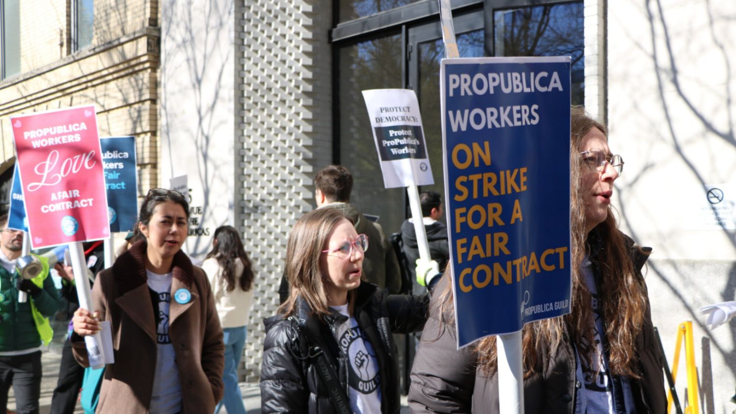 Protest dziennikarzy w USA. Pierwszy strajk przeciw zwolnieniom z powodu AI