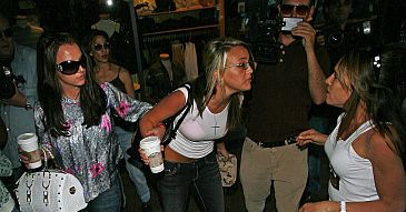 Siostra Britney walczy z przechodniem!