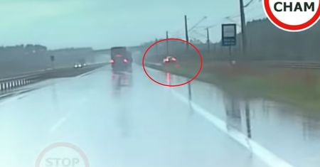 Blisko tragedii na S3. Kierowca wpadł w poślizg