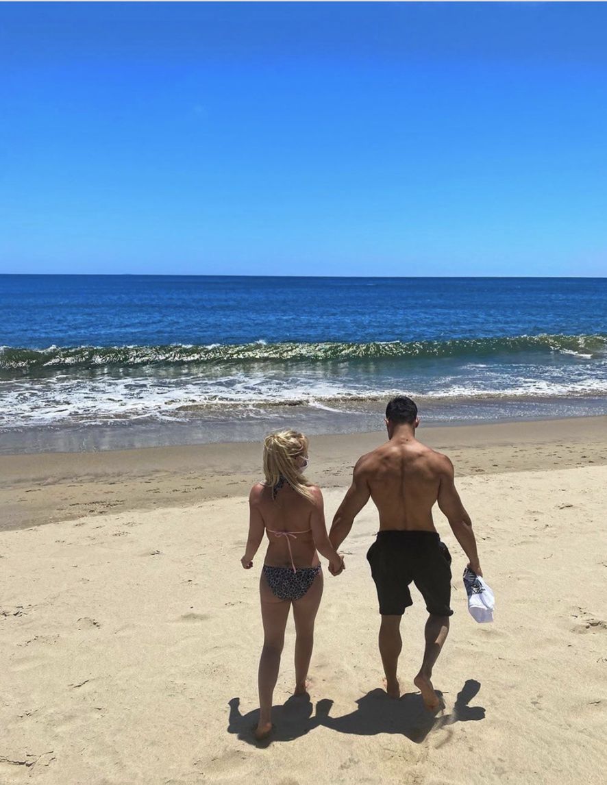 Britney Spears wygrzewa się na plaży z chłopakiem