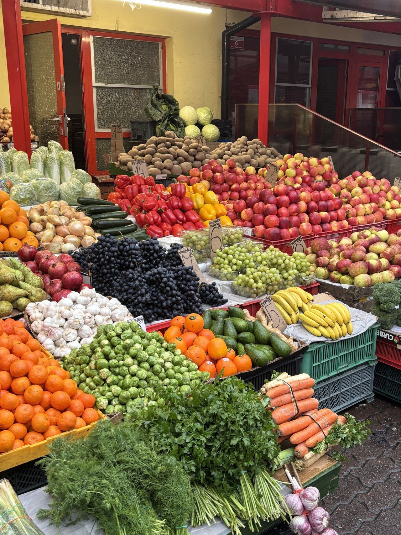Radom: Świeże warzywa i owoce na targowisku Korej w czwartek, 11 listopada. Jakie ceny za pomidory czy jabłka?