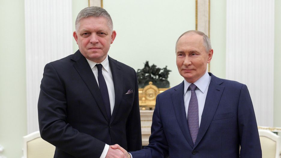 Russian President Vladimir Putin (R) shakes hands with Slovak Prime Minister Robert Fico (L) during their meeting at the Kremlin in Moscow, Russia, 22 December 2024. Fico is on a working visit to Moscow. EPA/GAVRIIL GRIGOROV/SPUTNIK/KREMLIN / POOL Dostawca: PAP/EPA.