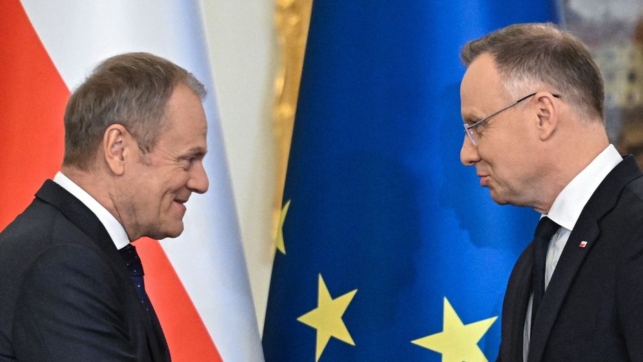 Warszawa, 13.02.2024. Prezydent Andrzej Duda (P) i premier Donald Tusk (L) na posiedzeniu Rady Gabinetowej, 13 bm. w Pałacu Prezydenckim w Warszawie. Andrzej Duda ma z rządem przedyskutować realizację strategicznych inwestycji, takich jak Centralny Port Komunikacyjny, kwestię energetyki jądrowej oraz modernizację polskiej armii. (ad) PAP/Radek Pietruszka