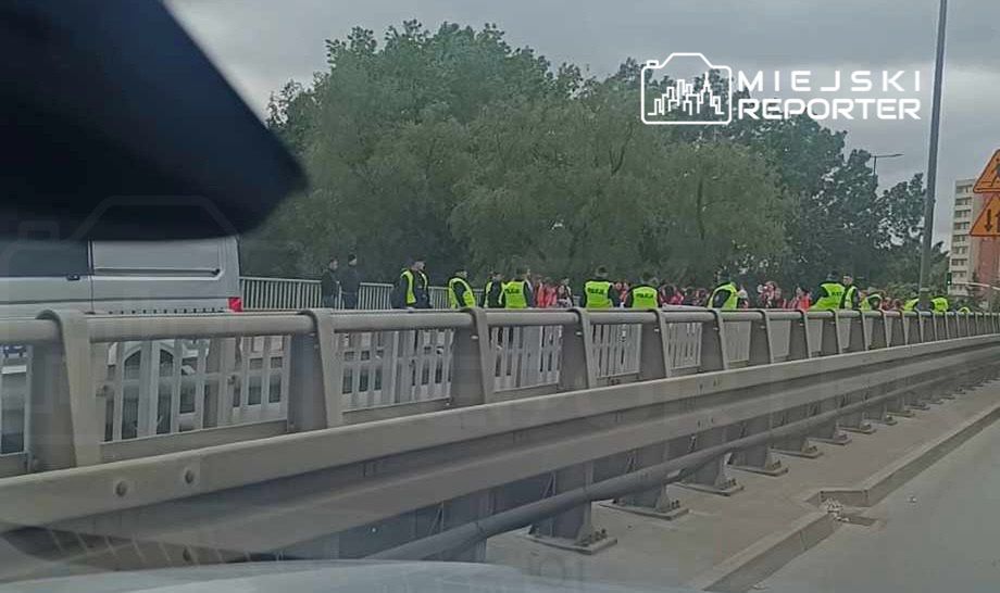 Aktywiści z Ostatniego Pokolenia w akcji. Blokują trzy mosty w Warszawie
