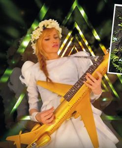 Ada Karczmarczyk z gitarą jak samolot. "Lecimy ze Smoleńska z powrotem"